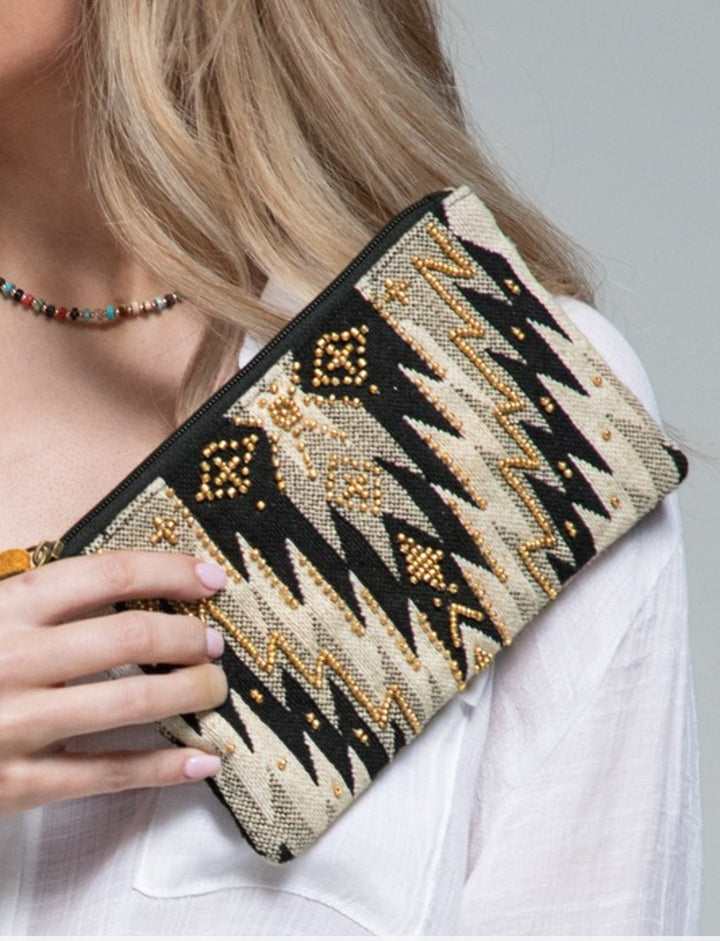 URBAN WREN PATTERN CREAM BLACK CLUTCH
